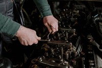 est profitable auto parts - 1