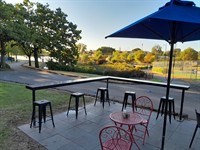 popular lakeside cafe a - 2